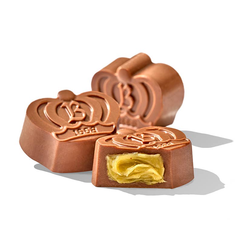Pistachio crown truffle, close view