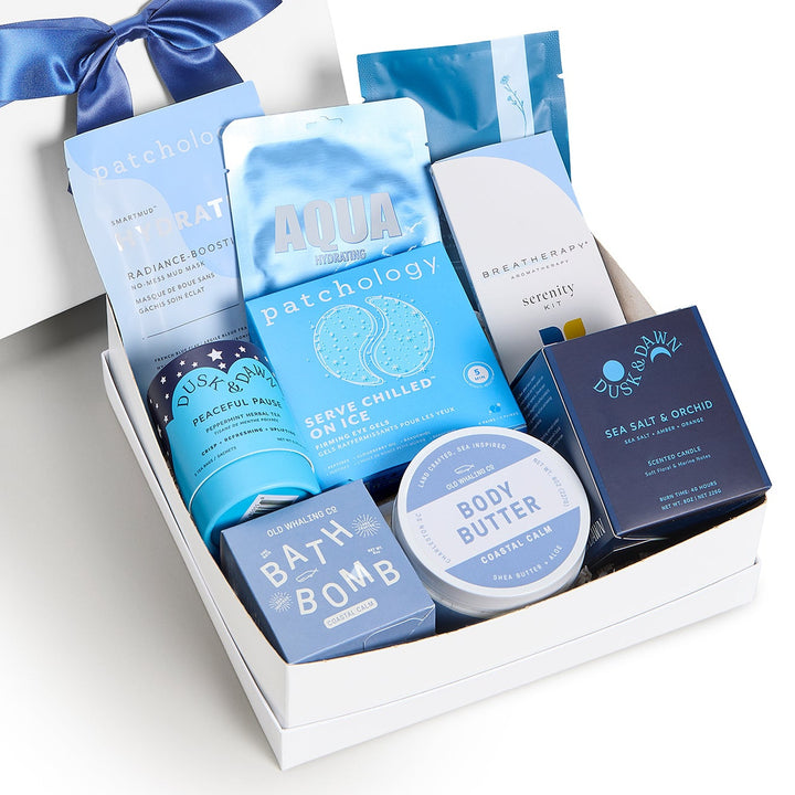 Seaside Escape Gift Box Deluxe, close-up of the open gift box. Giften Market.